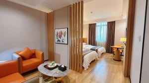 une chambre d'hôtel avec un lit et un canapé dans l'établissement GreenTree Inn Shantou Chengjiang Road Business Hotel, à Xialian 280 autres photos