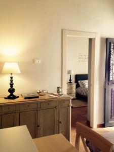 ein Wohnzimmer mit einem Tisch mit einer Lampe und einem Bett in der Unterkunft Baglio San Giovanni in Palermo