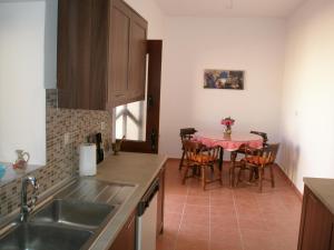 A kitchen or kitchenette at Casa Theoni