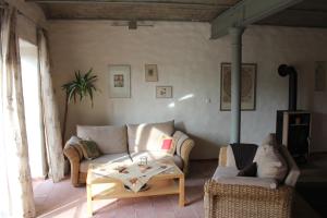 a living room with a couch and a coffee table at Pottkiekerhus in Luhnstedt