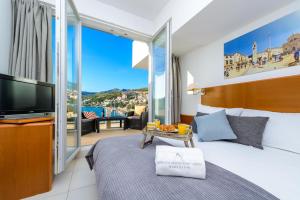 Televízia a/alebo spoločenská miestnosť v ubytovaní Adriatic Deluxe Apartments