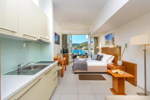 Kuchyňa alebo kuchynka v ubytovaní Adriatic Deluxe Apartments