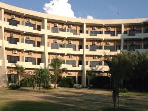 un grande edificio con palme di fronte di Siddhartha Hotel Narayangarh a Sauraha