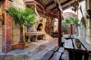 un restaurante con mesas de madera y plantas en un edificio en Vaya Casa, en Kappelrodeck