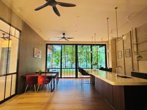 Kuchyň nebo kuchyňský kout v ubytování Agile Luxury Suite At TRX KLCC