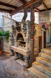 a stone oven in the side of a building at Vaya Casa in Kappelrodeck