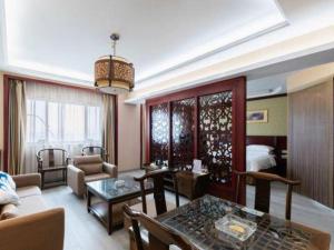 a living room with a couch and a dining room at Vienna Hotel Yangzhou Yangzhou Slender West Lake Wenchangge in Yangzhou