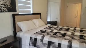 汉密尔顿Comfortable Getaway的一间卧室配有一张带黑白棉被的床
