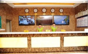 Μια τηλεόραση ή/και κέντρο ψυχαγωγίας στο GreenTree Inn LangFang YanJiao Tianyang Plaza Express Hotel