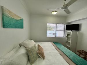 Televisyen dan/atau pusat hiburan di Tropical resort vibes - Northern beaches Cairns