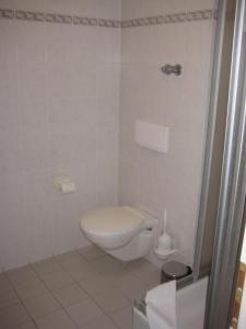 Ein Badezimmer in der Unterkunft Hotel-Dörfler Garni