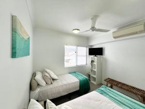 Katil atau katil-katil dalam bilik di Tropical resort vibes - Northern beaches Cairns +8 gambar