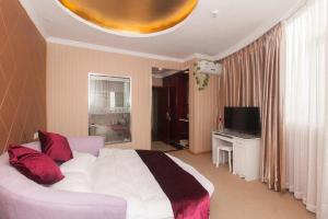 GreenTree Inn Wuxi Donggang Town Donghutang Shell Hotel في ووشي: غرفة نوم بها سرير كبير وتلفزيون +97 صورة