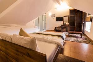 Televiisor ja/või meelelahutuskeskus majutusasutuses Dragon Dalat Hotel