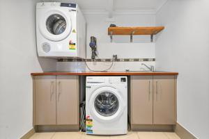 a laundry room with a washer and a washing machine at 1770 Horizons holiday house - pet friendly home in 1770 in Seventeen Seventy