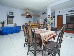 a dining room with a table and chairs at OYO 2003 Female Guest House in Probolinggo