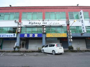 a white car parked in front of a building at OYO 89642 Highway Inn in Mukah