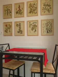 ポルト・レカナーティにあるLa Casa sul Corso B&Bのテーブルと椅子2脚、壁画
