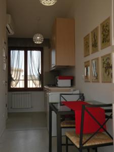 ポルト・レカナーティにあるLa Casa sul Corso B&Bの小さなキッチン(テーブル付)、窓