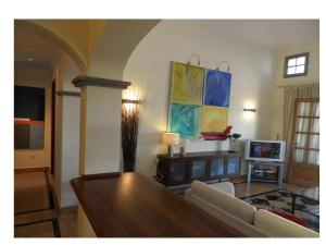 ein Wohnzimmer mit einem Sofa und einem Tisch in der Unterkunft Villa La Carabela 35 in Playa Blanca