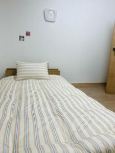 Postel nebo postele na pokoji v ubytování Jongdal Googyeong