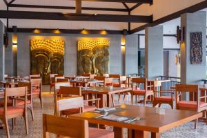 Phi Phi Holiday Resort, Leam Tong Beach餐厅或其他用餐的地方