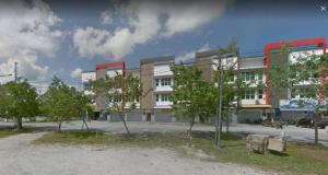 ein leerer Parkplatz vor einem Gebäude in der Unterkunft OYO 90471 Hotel Tepoh in Kampong Banggol Binjai + 15 Fotos