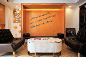 a living room with two chairs and a coffee table at London Hotel in Macau