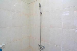 Ванная комната в OYO 92023 Singgasana Cipelah Syariah +44 фотографии