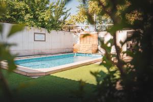 Bazén v ubytování Tunduk Hostel nebo v jeho okolí