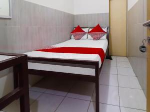 Postel nebo postele na pokoji v ubytování Hotel O Benteng Kost