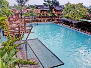 ein Bild von einem Swimmingpool in einem Ferienresort in der Unterkunft Capital O 92681 Randu Mas Hotel & Resort Taman Purbakala in Gedung