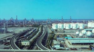 una vista aerea di una città con stazione ferroviaria di MP Hotel Kelapa Gading a Giacarta
