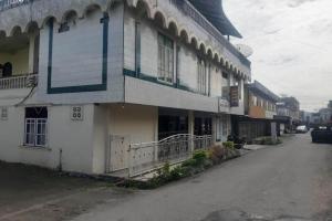 ein Gebäude am Straßenrand in der Unterkunft Hotel O Triarga in Takengon