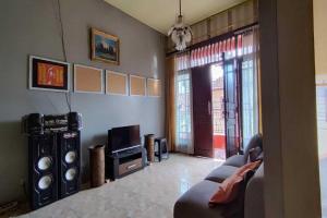 TV a/nebo společenská místnost v ubytování Hotel O Griya Pius Syariah Malioboro