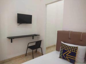 Телевизор и/или развлекательный центр в SPOT ON 93478 Amanda Residence Syariah