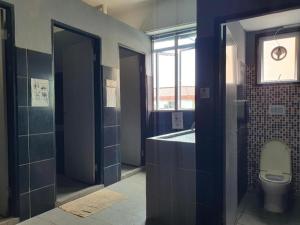 Phòng tắm tại SPOT ON 90984 Gn Homestay +107 ảnh