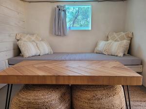 ジョシュア・ツリーにあるOne-of-kind Airstream for Your Desert Getaway!のソファ付きの部屋の木製テーブル