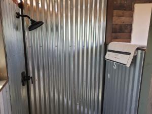 ジョシュア・ツリーにあるOne-of-kind Airstream for Your Desert Getaway!の看板が付いた波形の金属製のドア