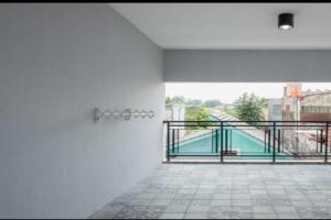 Bazén v ubytování Hotel O Jatibening Residence Syariah nebo v jeho okolí