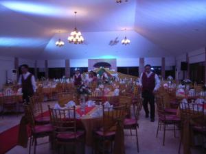 un gruppo di persone che camminano in una stanza con tavoli e sedie di Alfonso Hotel a Upli