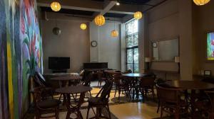 una sala da pranzo con tavoli, sedie e luci di Alfonso Hotel a Upli