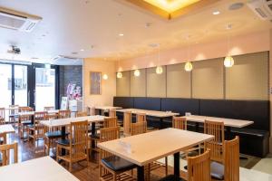 a restaurant with tables and chairs in a room at KEIKYU EX INN Hamamatsucho Daimon-Station (Tokyo) in Tokyo