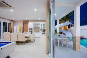 Η κουζίνα ή μικρή κουζίνα στο Platinum Pool Villa