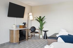 TV a/nebo společenská místnost v ubytování 456 Embarcadero Inn & Suites