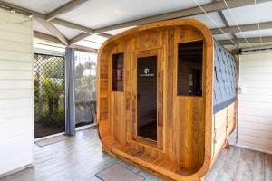 Foto dalla galleria di Grey Gables - Pet Friendly with Fireplace, Pool, Spa & Sauna a Callala Bay