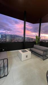 Posezení v ubytování Stylish Loft with Valley View, Prime Escalante Location, San José