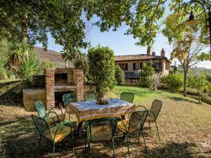 A garden outside Farmhouse with air conditioning, private terrace and pool