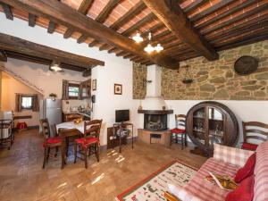 A seating area at Farmhouse with air conditioning, private terrace and pool