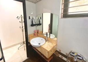 a bathroom with a sink and a mirror at Tien Tour & Homestay in Bản Kin
